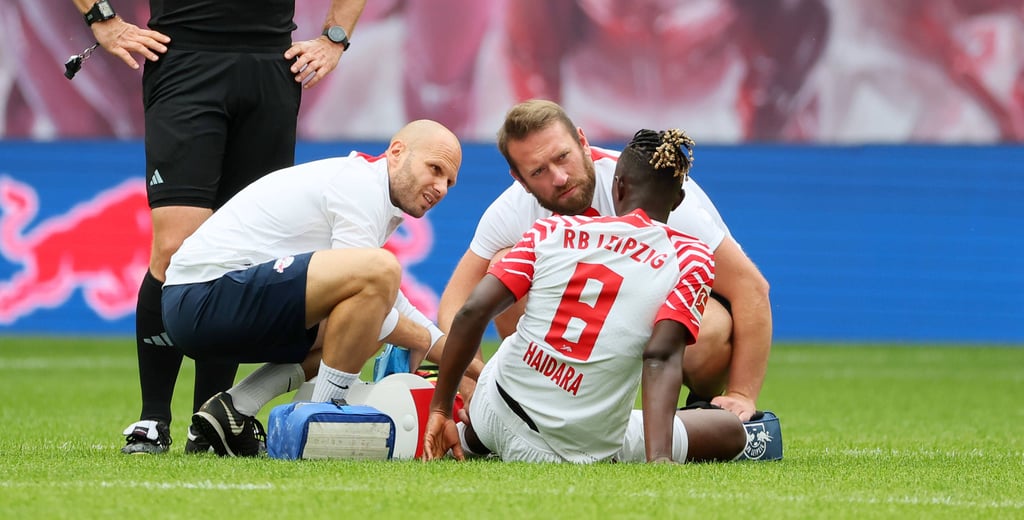 Amadou Haidara wird vom Ärzteteam betreut.