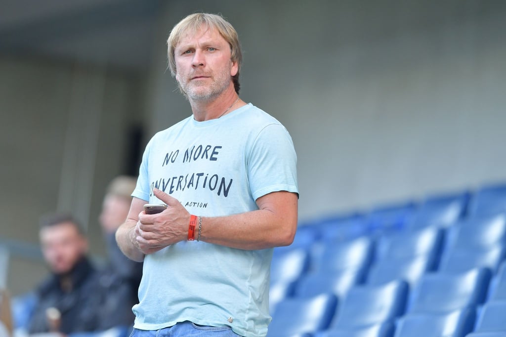 Der ehemalige Fußballer Ansgar Brinkmann steht auf der Tribüne.