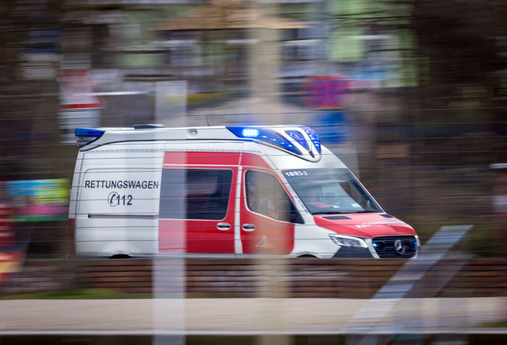 Ein Rettungswagen ist mit Blaulich im Einsatz.