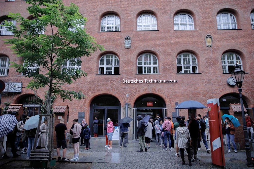 Besucher stehen am eintrittsfreien Museumssonntag vor dem Deutschen Technikmuseum.