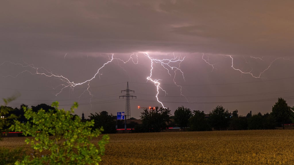 Der Deutsche Wetterdienst warnt am Sonntag vor Gewittern und Starkregen in Sachsen-Anhalt.