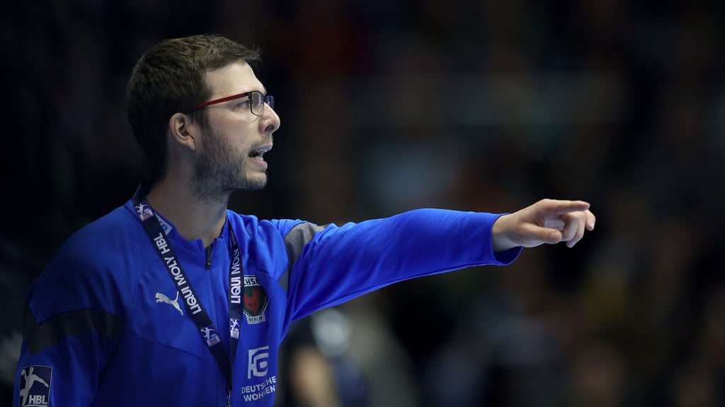 Der Berliner Trainer Jaron Siewert gestikuliert.