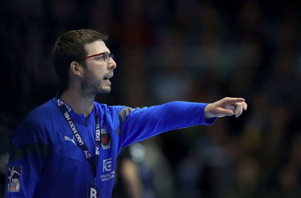 Der Berliner Trainer Jaron Siewert gestikuliert.