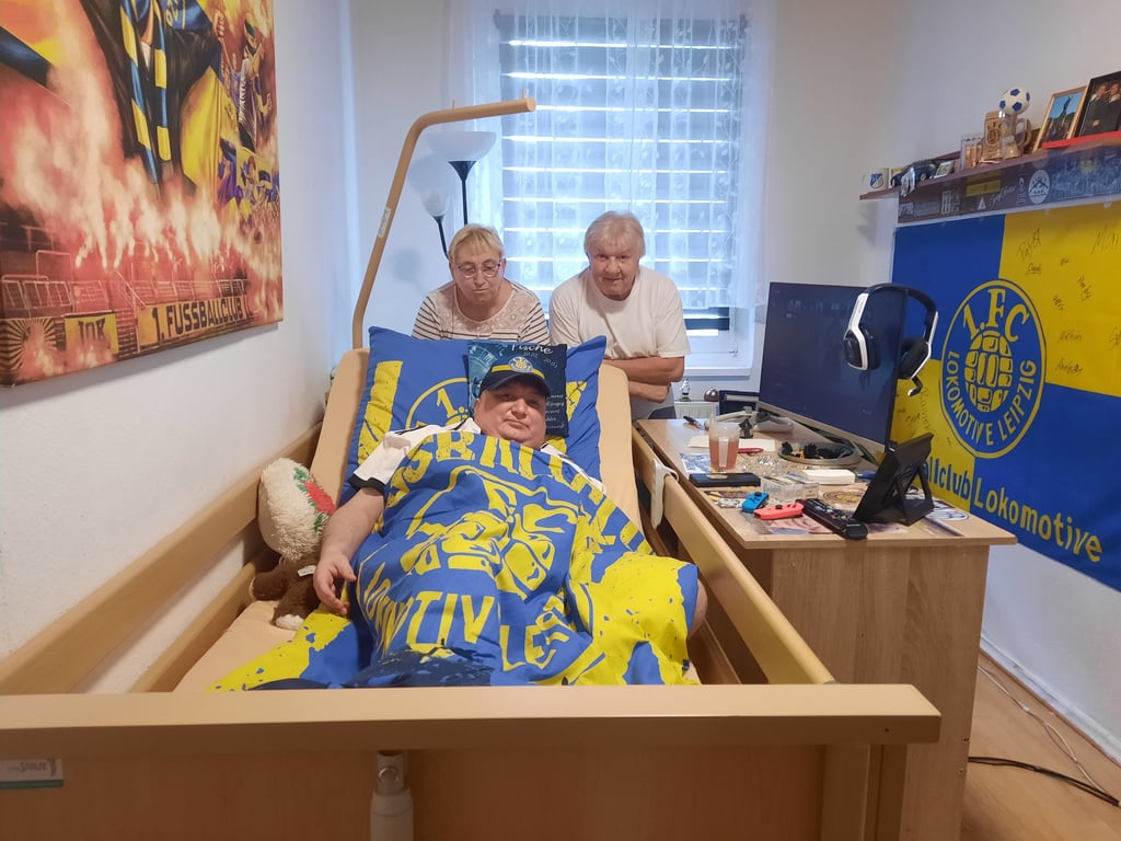 Ronny Zubek und seine Eltern Christina und Helmut freuen sich auf das Heimspiel des 1. FC Lok Leipzig am Sonntag gegen Eintracht Frankfurt.