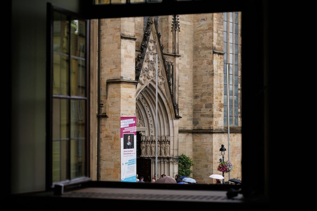 Blick auf die evangelisch-lutherische Kirche St. Marien durch ein Fenster des Osnabrücker Friedenssaals.