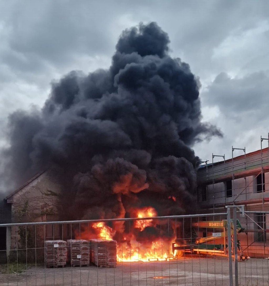Brandanschlag auf die Feuerwehr Halle: Flammen und dichter Qualm auf dem Gelände in Lettin waren weit zu sehen.