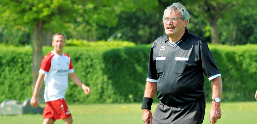 Helmut Lampe, rechts, hier bei seinem 2300. Spiel als Schiedsrichter, hat im Laufe der Jahre eine zunehmde Verschlechterung des Umgangs auf dem Feld festgestellt. Er sieht nicht in erster Linie die Spieler dafür verantwortlich, sondern vielmehr die Zuschauer und im Jugendbereich die Eltern der Spieler.