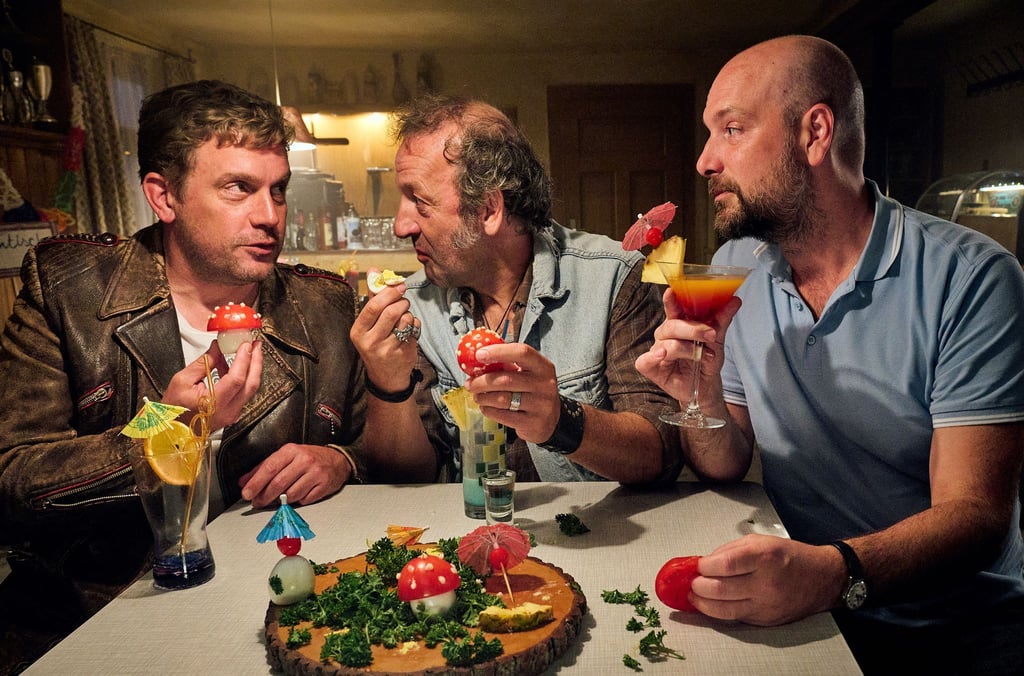 Dorfpolizist Franz Eberhofer (Sebastian Bezzel, l-r), Wolfi (Max Schmidt) und Simmerl (Stephan Zinner) haben Spaß.