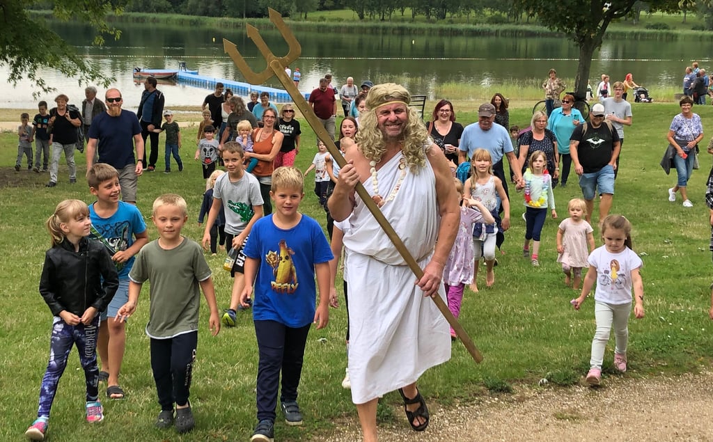 Am Ufer des Mondsees wurde Wassergott Neptun von zahlreichen Schaulustigen in Empfang genommen.