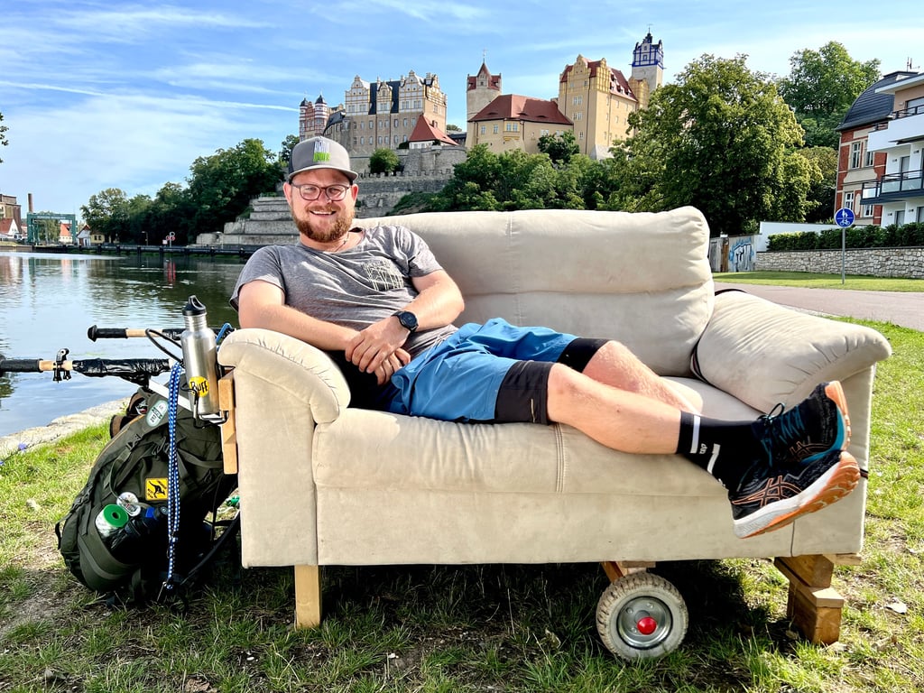 Jeppe Reinhardt reist 250 Kilometer mit seiner Couch zu Fuß von Gera nach Magdeburg und kam dabei auch durch Bernburg.