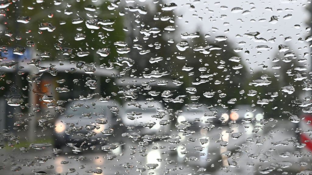 Durch Starkregen kann es in Sachsen-Anhalt am Sonntag zu Verkehrsbehinderungen kommen.