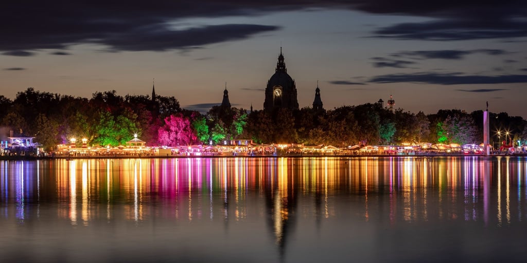 Die Lichter der bunt illuminierten Stände vom 36. Maschseefest.