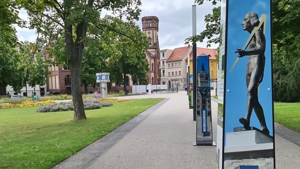Die aus mehreren Stelen bestehende Ausstellung, wandert von einem Gartenschau-Standort zum nächsten. Seit gestern ist sie auf der Herrenbreite in Aschersleben.