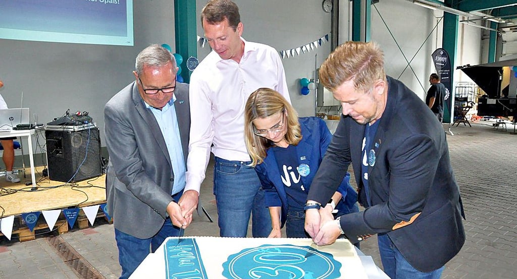Thomas Schlüter (von rechts), Daniela Kramper, Steffen Burchhardt und Otto Voigt schneiden die Torte an.