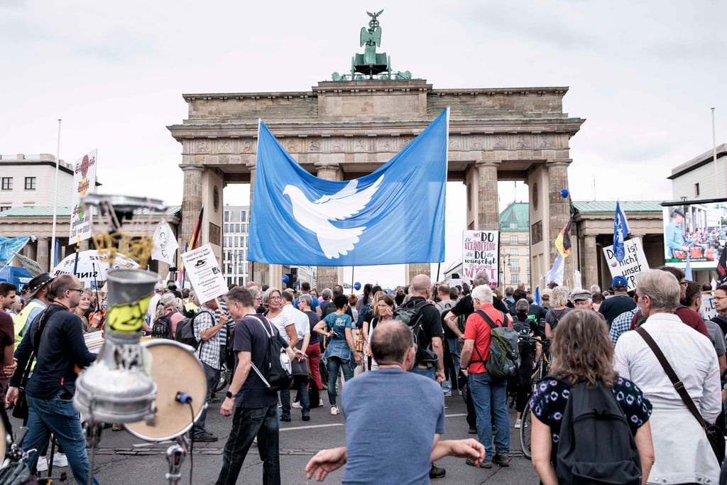Zu einer Kundgebung der Querdenker-Bewegung haben bis zu 4600 Menschen versammelt.