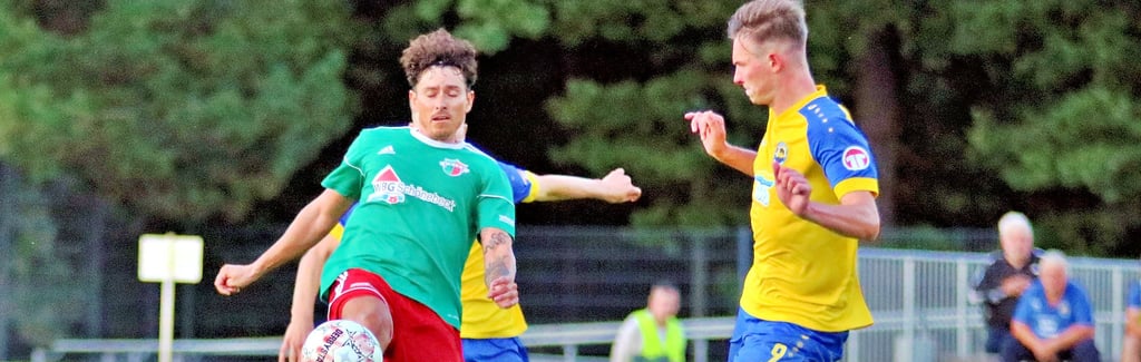 Benny König (links) und Union Schönebeck waren im Duell gegen den SC Bernburg um Daniel Stridde in allen Belangen unterlegen. Viel zu schnell verloren die Elbestädter den Ball wieder und mussten sich am Ende deutlich geschlagen geben. 