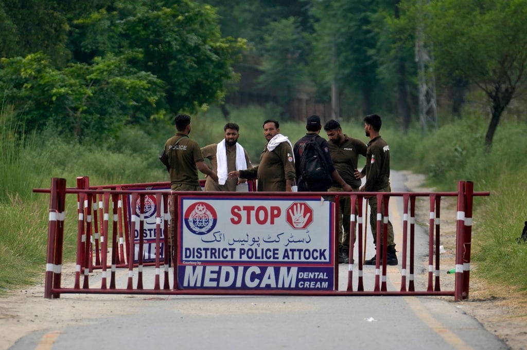 Polizisten haben in Attock eine Straße abgesperrt, die zum Bezirksgefängnis führt, wo Pakistans Ex-Premier Imran Khan inhaftiert ist.