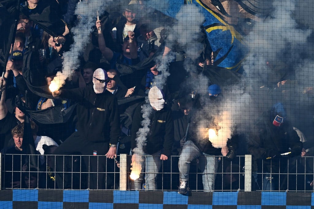 Fans vom 1. FC Saarbrücken zünden Pyrotechnik. In Polen ist ein Mann von Pyrotechnik getroffen worden - und verstarb.