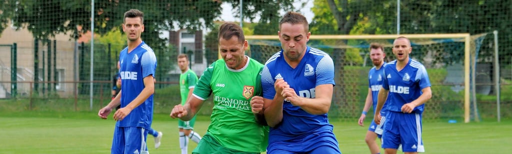 Tobias Krause (links) und seine Mitspieler des TSV Grün-Weiß Kleinmühlingen/Zens passten sich zu sehr der Spielwiese der Niegripper an. Am Ende stand es remis.