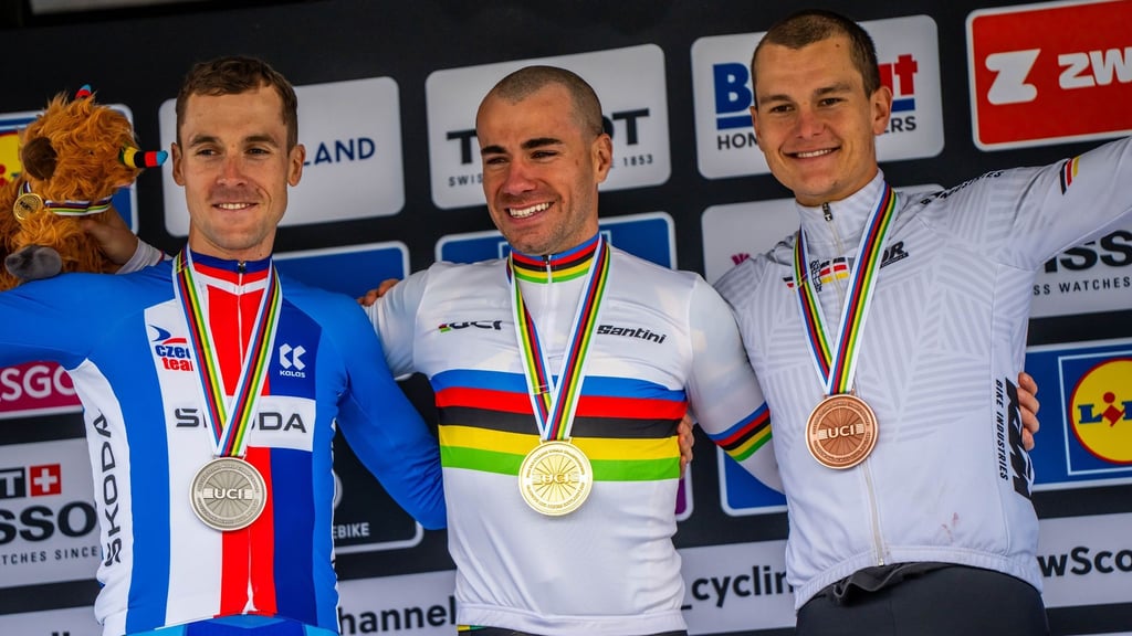 Lukas Baum (r) konnte sich über Bronze im Moutainbiken freuen.