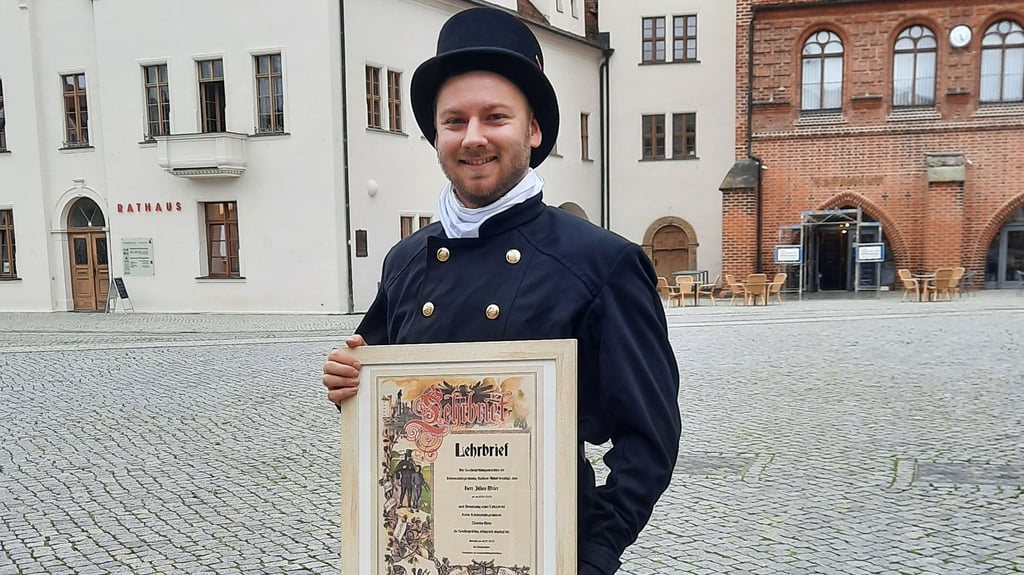 Julian Meier (23) aus Stendal ist im Jahr 2023 der beste Schornsteinfegerlehrling Sachsen-Anhalts.