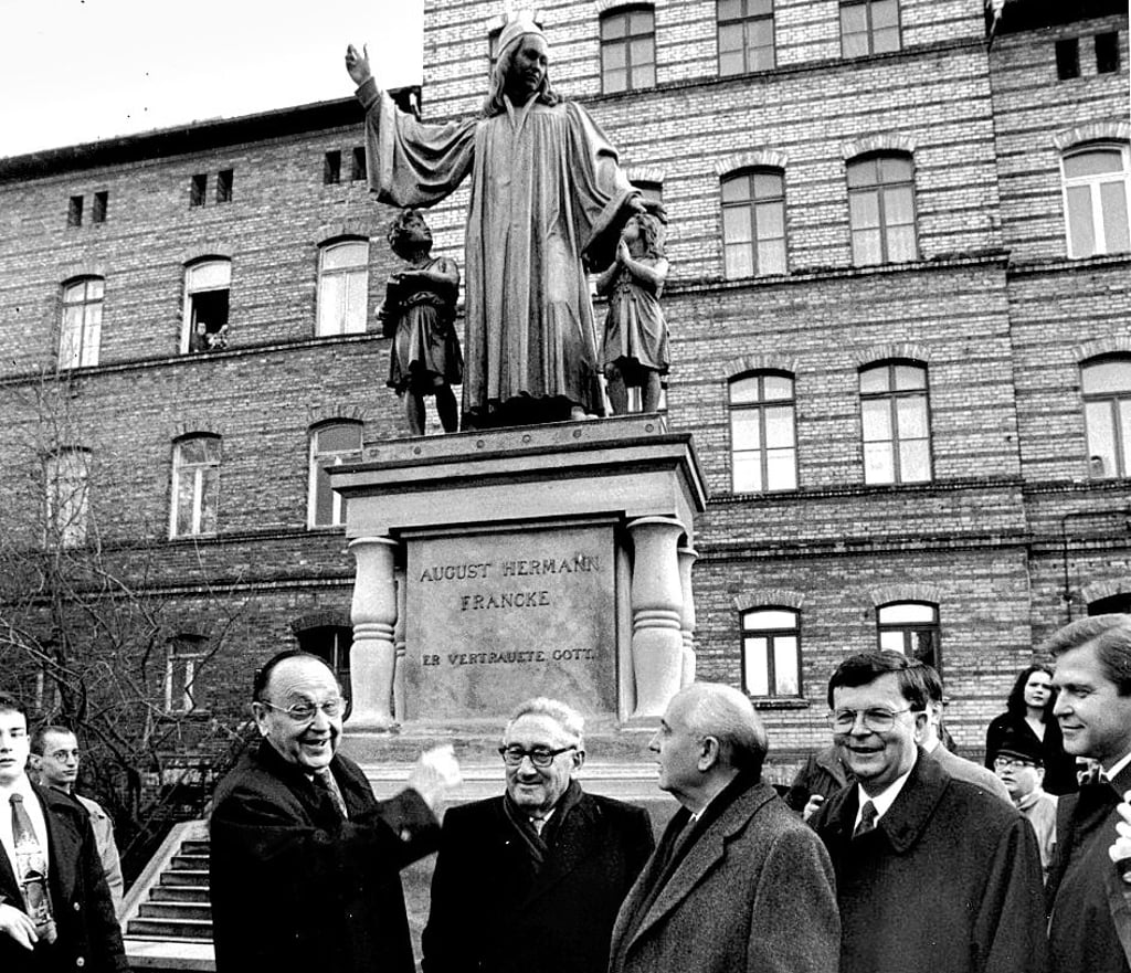 Hans-Dietrich Genscher zeigt Henry Kissinger und Michail Gorbatschow (v. l.) im Herbst 1993 bei einem Besuch der Stiftungen das Francke-Denkmal. Mittlerweile ist die einzigartige Institution fast durchsaniert.