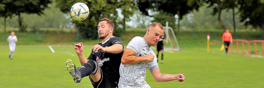 Gegen die Kroppenstedter behaupteten die Schönebecker um Denny Klepel (links) fast immer den Ball. 