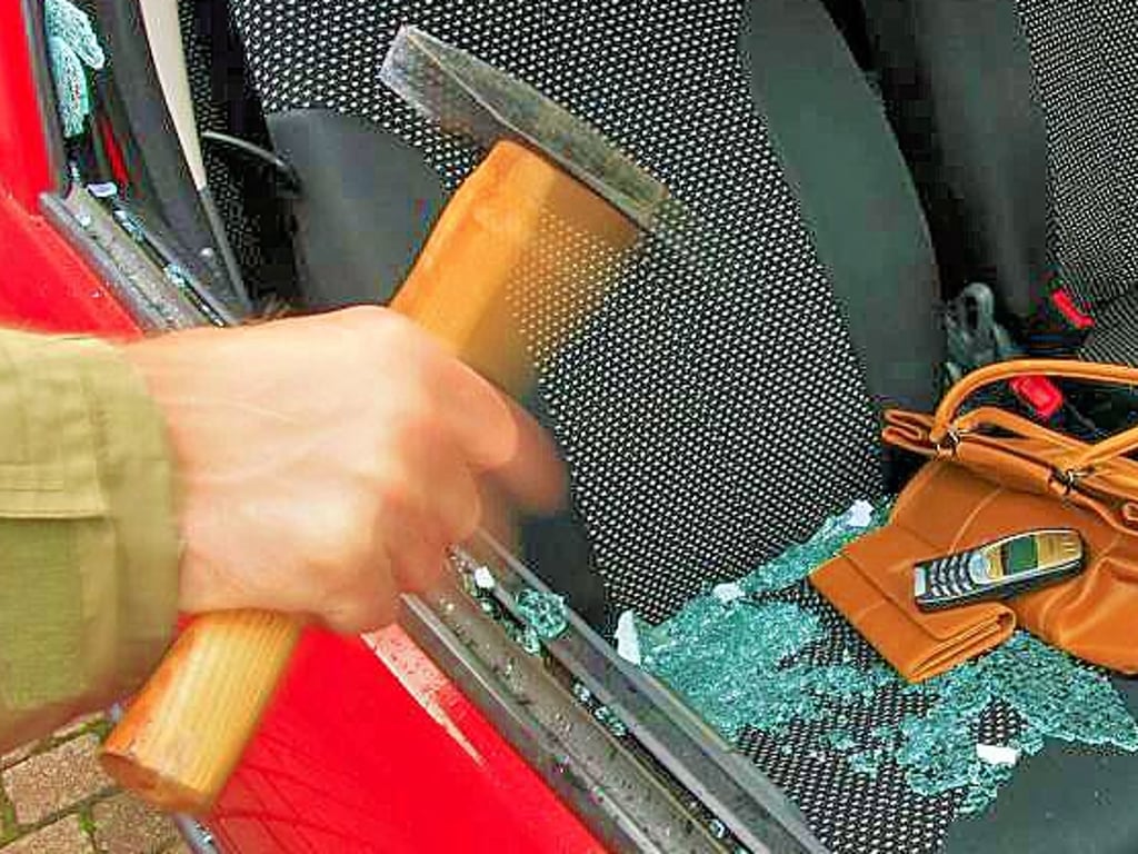 Die Seitenscheibe eines Autos wurde eingeschlagen.