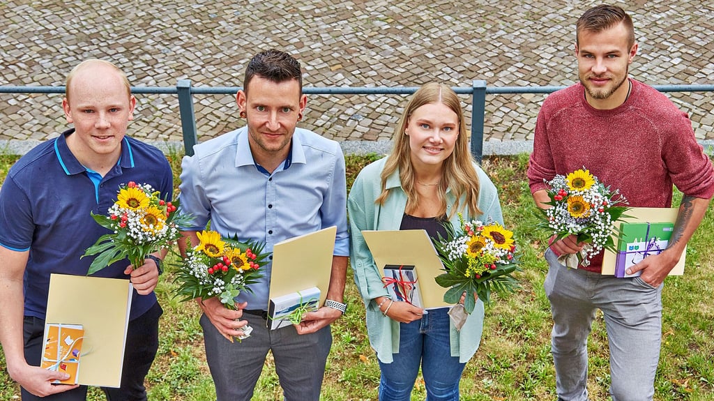 Felix Tittmann (v.l.), Daniel Hahn-Ende, Julia Walcer und Sebastian Werner wurden als Auszubildende in der Bernburger Stadtverwaltung verabschiedet.