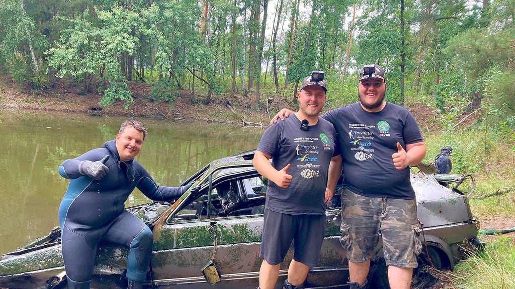  Tobias Strejcek, Leon Holub und Devon Hoffmann (v.l.) mit ihrem „Fang“, der kurz darauf komplett an Land gezogen wird.