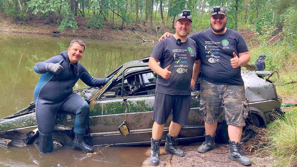 Tobias Strejcek, Leon Holub und Devon Hoffmann (v.l.) mit ihrem „Fang“, der kurz darauf komplett an Land gezogen wird.