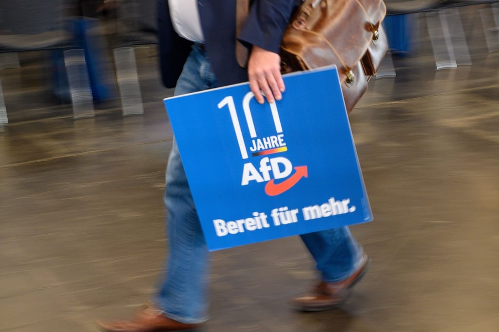 Ein Delegierter kommt zur AfD Europawahlversammlung.
