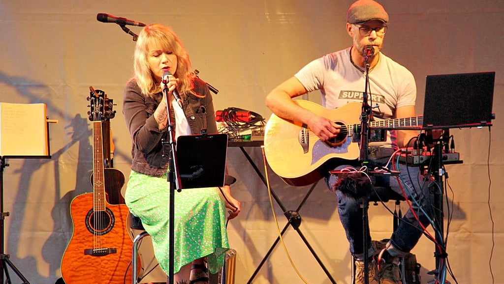 Steffi Schatz und Silvio Mechow bei ihrem Auftritt auf dem Hof der Stadt- und Kreisbibliothek in Osterburg.