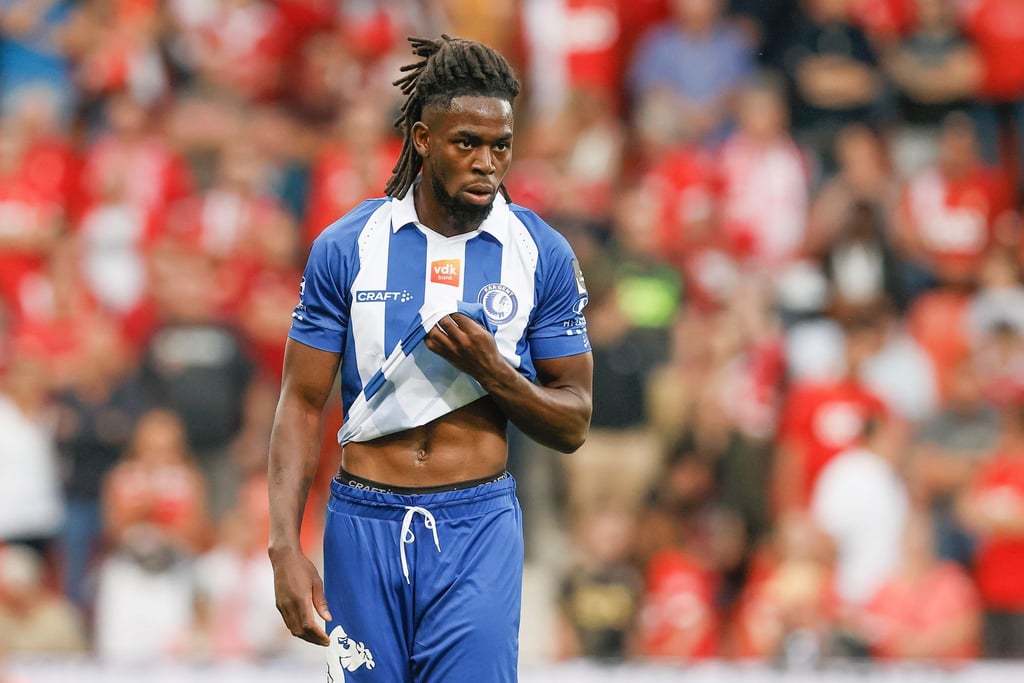 Jordan Torunarigha agiert auf dem Platz.