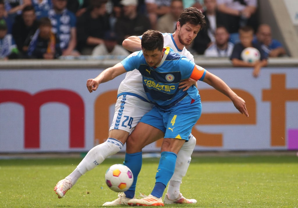 Jean Hugonet gewann gegen Braunschweig 70 Prozent seiner Zweikämpfe (hier im Duell mit Eintracht-Kapitän Jannis Nikolaou) und brachte 80 Prozent seiner Pässe zu einem Mitspieler.