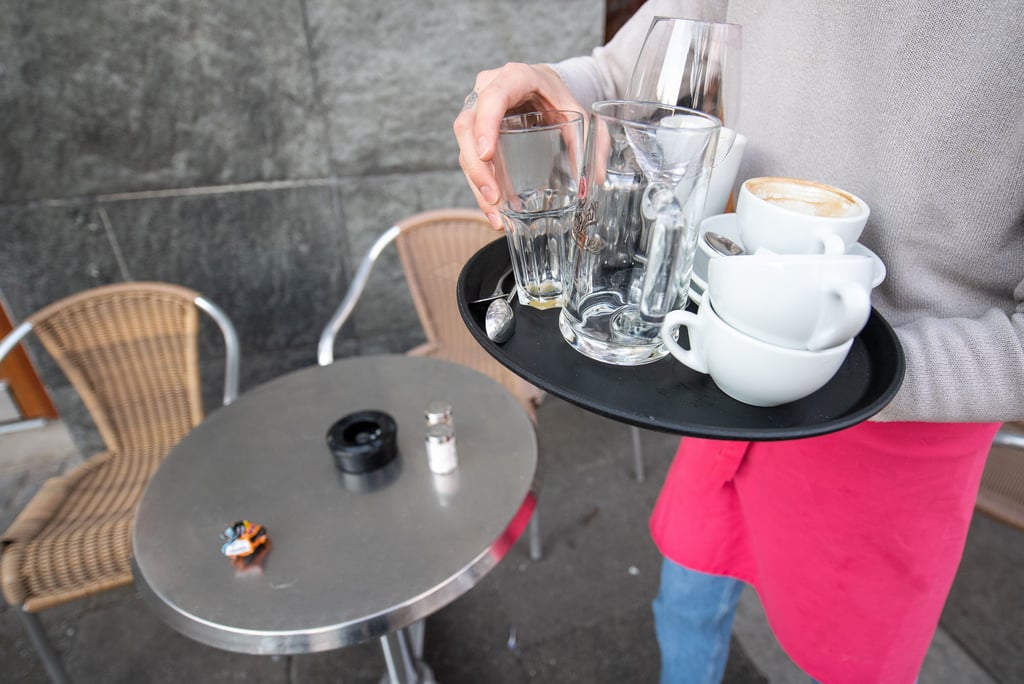 Der B esuch im Café könnte bald wieder teurer werden.