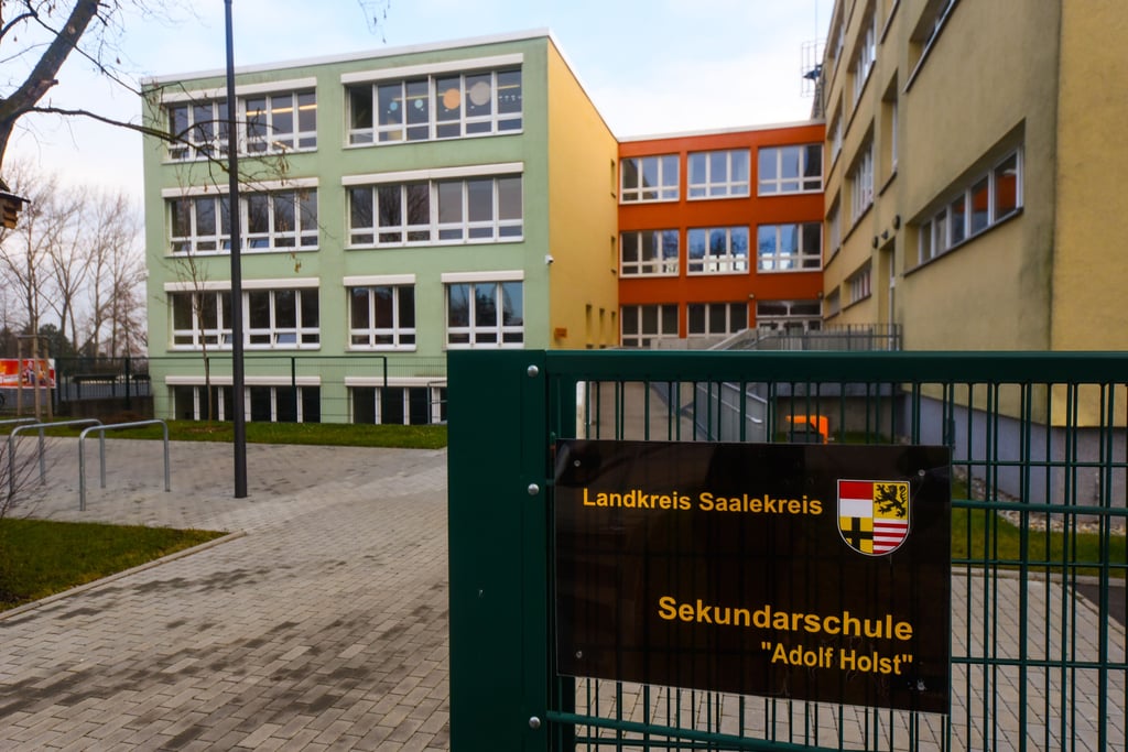 Die Gesamtkonferenz der Sekundarschule "Adolf Holst" Mücheln fasste den Beschluss, den Namen abzulegen.