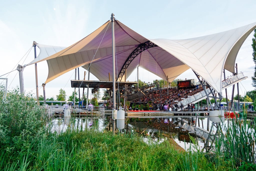 Die Magdeburger Seebühne im Elbauenpark. Das markante Bauwerk soll wegen Betonkrebs saniert werden.