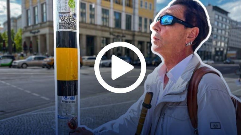 Genau auf das Klacken hören und den Taster finden: Für Frank Brehmer ist es längst Routine, Ampeln zu finden. Als Blinder ist er auf akustische Signale angewiesen, wie hier an der Kreuzung Otto-von-Guericke-Straße/Ernst-Reuter-Allee.