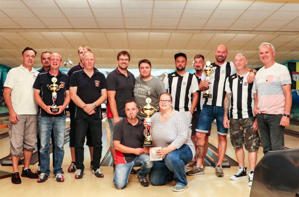 Als die drei besten Mannschaften in der zweiten Liga haben sich beim Heimtafest-Bowlingturnier erwiesen: das Team Empl (Mitte), die Komakolonne (rechts) und die Feuerwehr Jessen.
