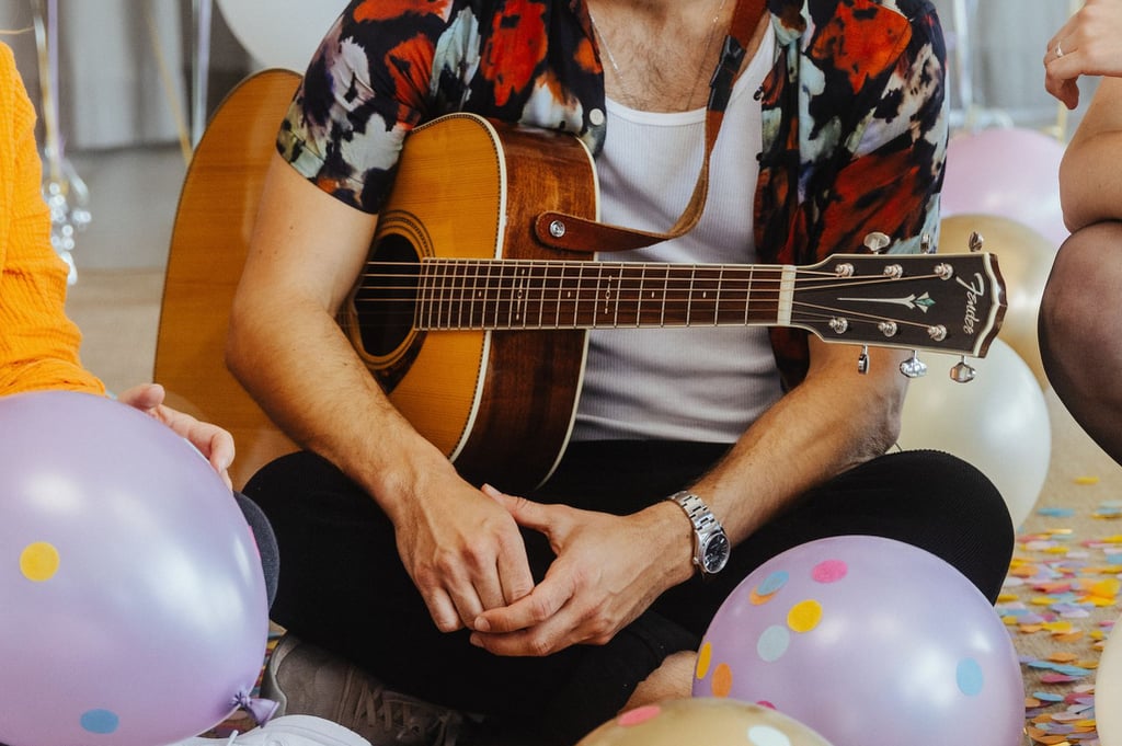 Die Gitarre hat der Popstar, der Pate des Vereins Kinderklinikkonzerte ist, fast immer dabei.