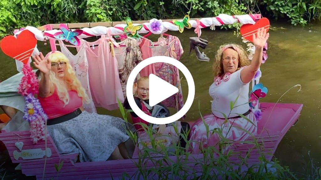 Der Karnevalsverein aus Ilberstedt beteiligte sich mit einem Barbieboot am Badewannenrennen.