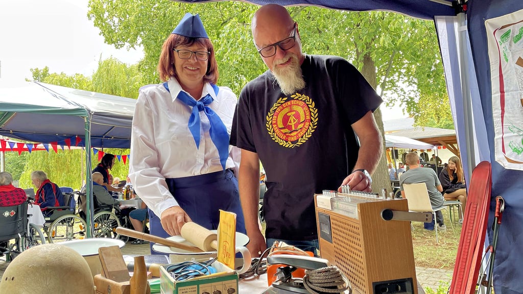 Bianca und René Schreiber haben viele Erinnerungsstücke aus DDR-Zeiten zur Villa Richter mitgebracht.