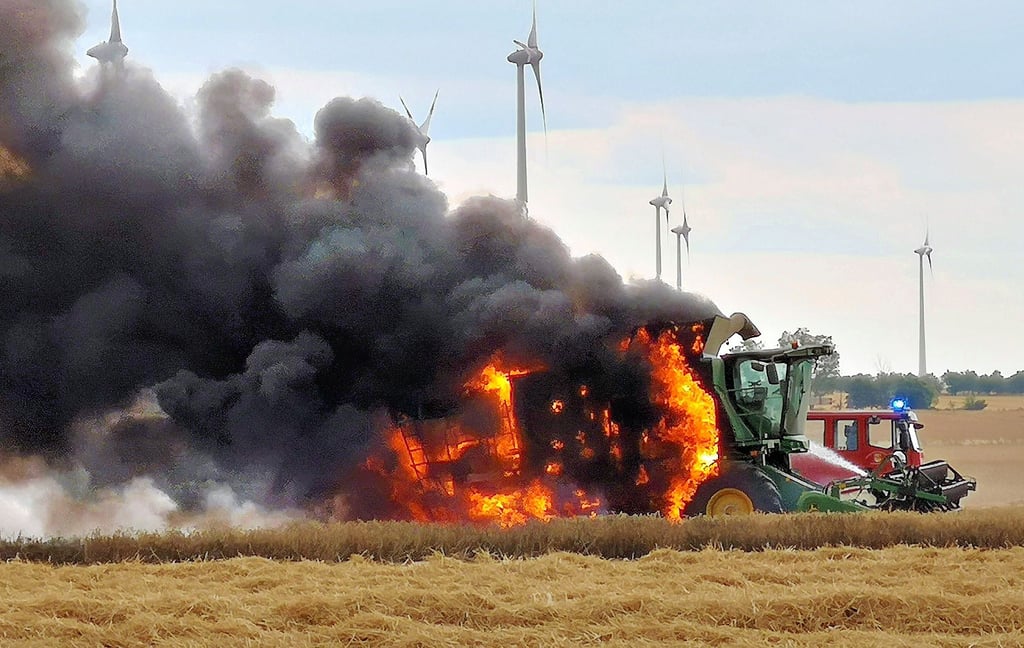 Trotz des schnellen Eingreifens der Feuerwehren war auch dieser Mähdrescher vor einigen Tagen zwischen Brunau und Jeetze in der Altmark nicht mehr zu retten. Der Schaden beläuft sich auf eine halbe Million Euro.