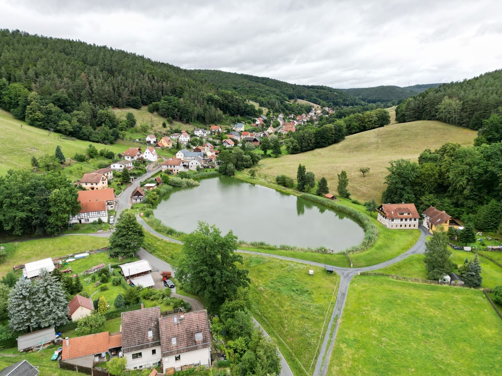 Langendembach in Thüringen ist nur über eine einzige Straße erreichbar - und an der wird jetzt gebaut.