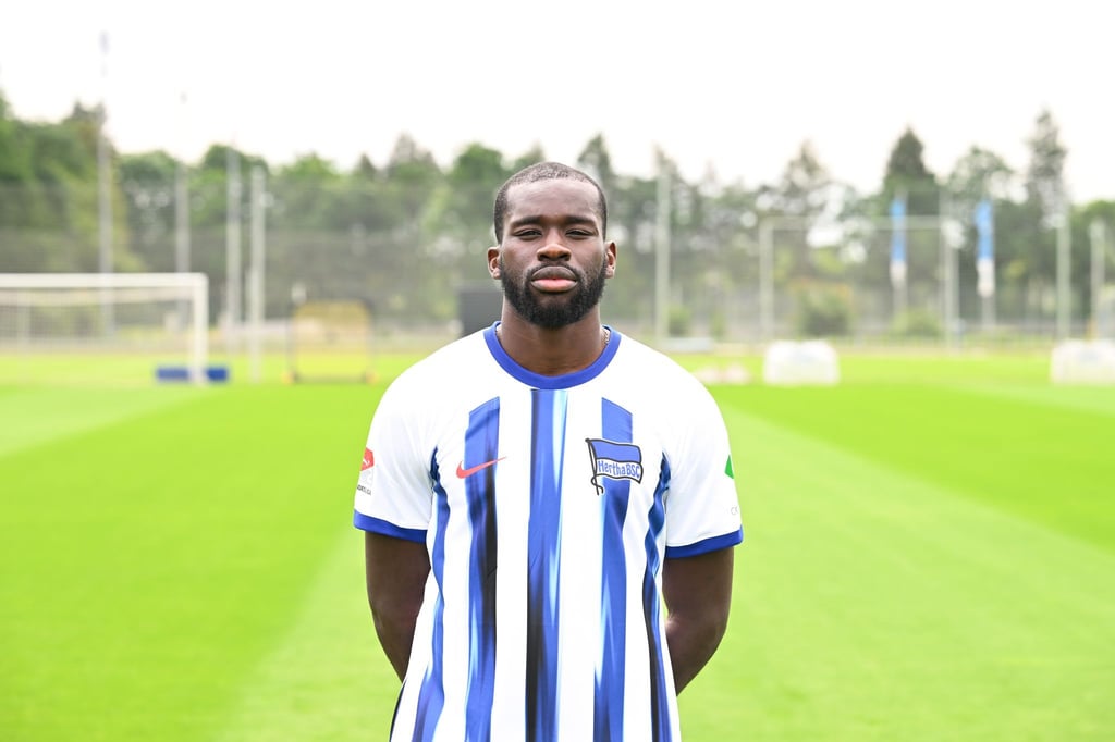 Herthas Wilfried Kanga lächelt in die Kamera.