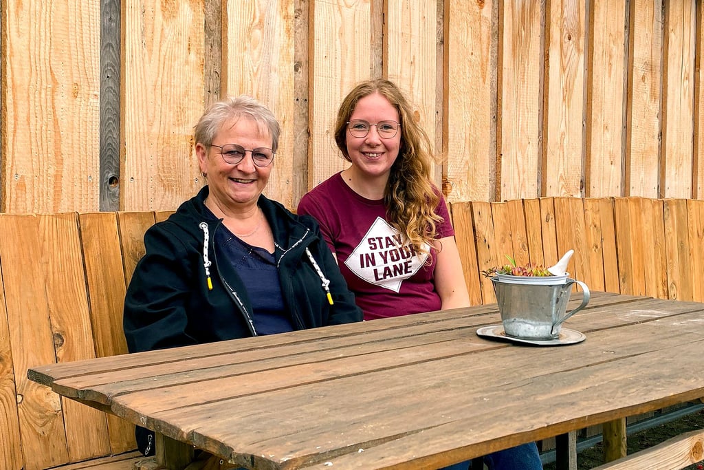 Ines Seerich (links) und Nicole Hoffmann haben die Organisation des Dorfflohmarkts in die Hand genommen.
