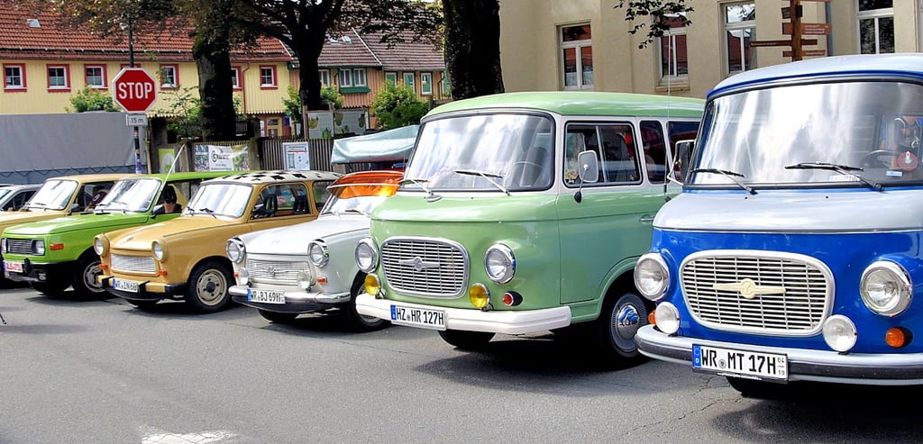 Zahlreiche Fahrzeuge aus der DDR und anderen früher sozialistischen Ländern waren auf dem Markt zu sehen.