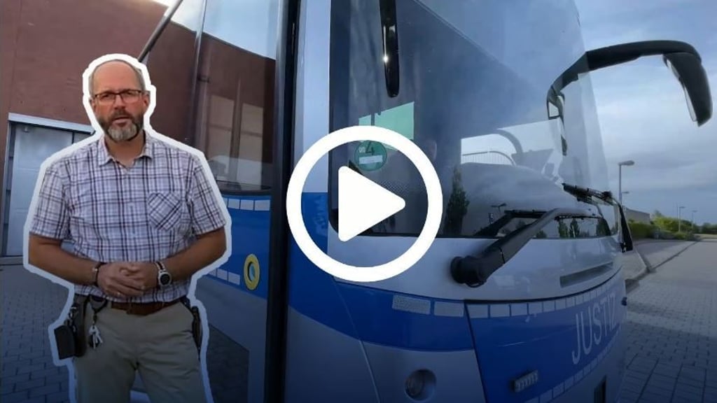 Der Bus der Linie „U 133“ nimmt hier neue Fahrgäste in der Justizvollzugsanstalt Burg auf. Nächste Station sind in Halle die Standorte „Roter Ochse“ und „Frohe Zukunft“. Von dort fahren weitere drei Linien nach Suhl über Volkstedt,  Cottbus  über Brandenburg oder nach Hannover. Über ein bundesweites Netz werden täglich rund 2000 Gefangene transportiert.