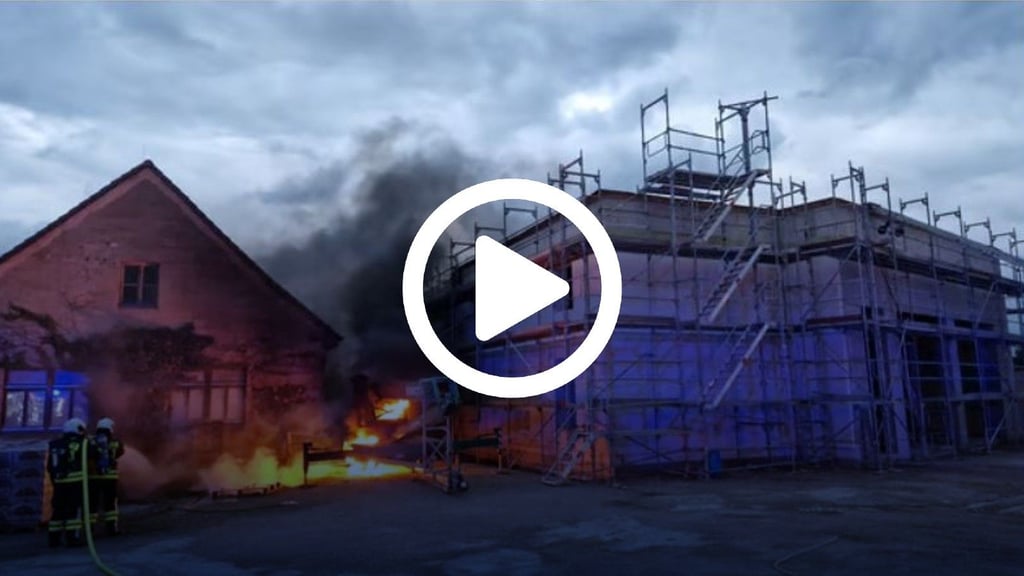 Auf der Baustelle der neuen Feuerwache in Halle-Lettin stand am Sonntagabend eine Arbeitsbühne in Flammen.
